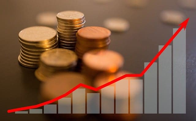 Des pièces représentant la hausse des taxes et du budget de la ville