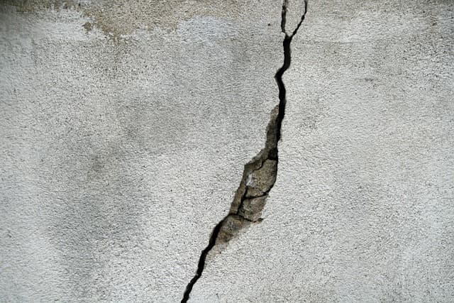 Mur fissuré signe d'un problème de structure