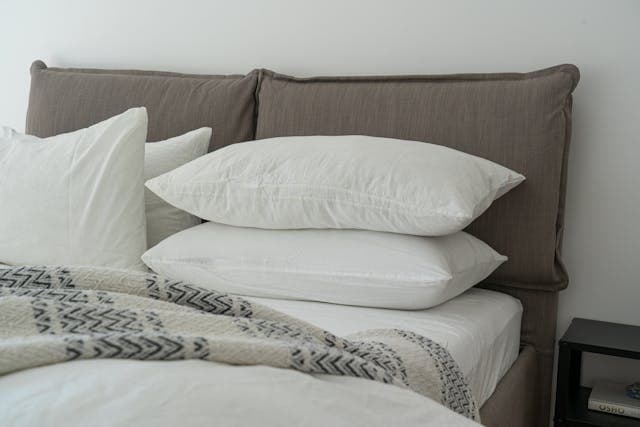 Lit, matelas et oreillers propres