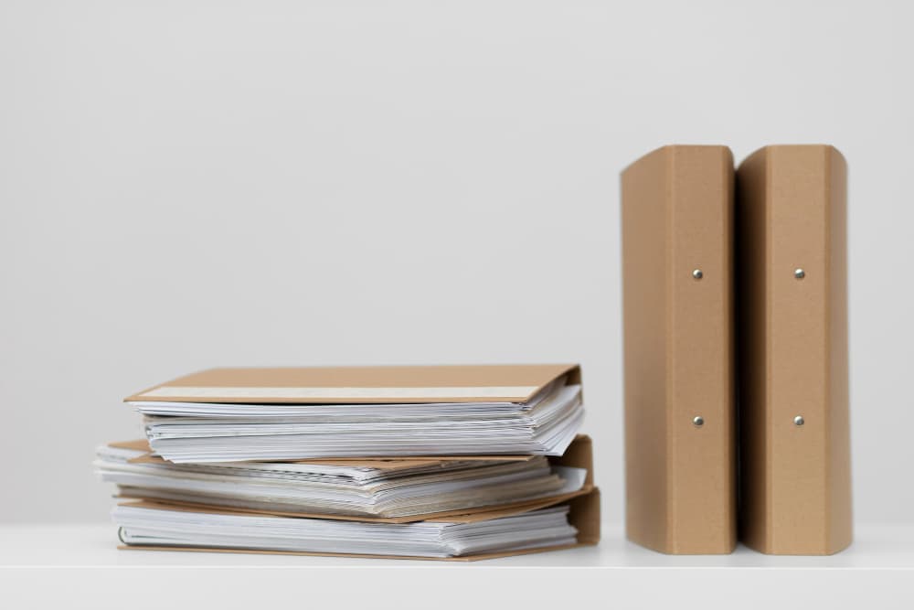 Documents de loi reliés dans des cartables bruns