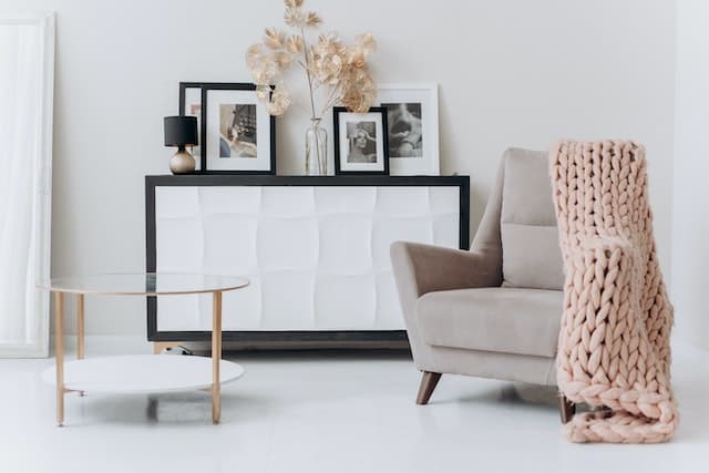 Coin lecture confortable avec fauteuil gris et table basse en verre