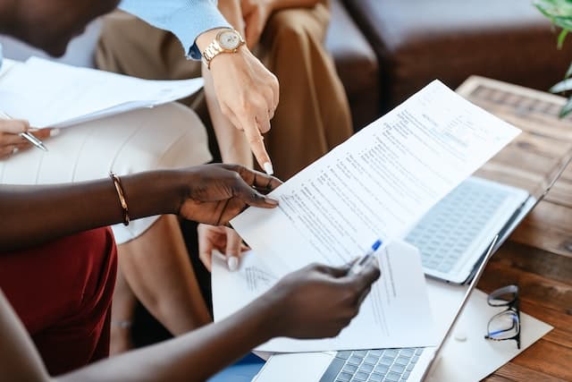 Deux femmes vérifiant un contrat de prêt