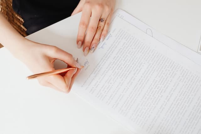 Femme signant un contrat