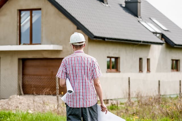 Un inspecteur en bâtiment avant une inspection préachat
