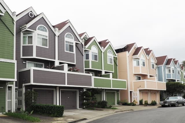Une copropriété horizontale peut être formée de maisons jumelées