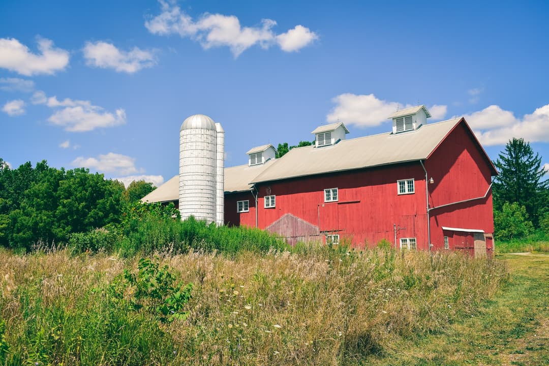 Ferme rouge en zone agricole