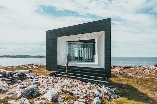 Mini maison sur un terrain rocheux
