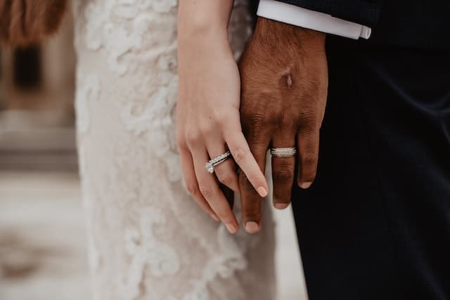 Couple de mariés se prenant la main