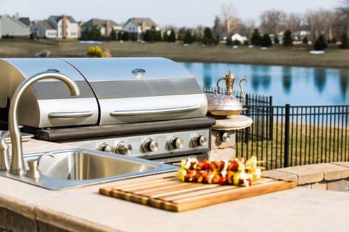 Évier et barbecue d'une cuisine extérieure