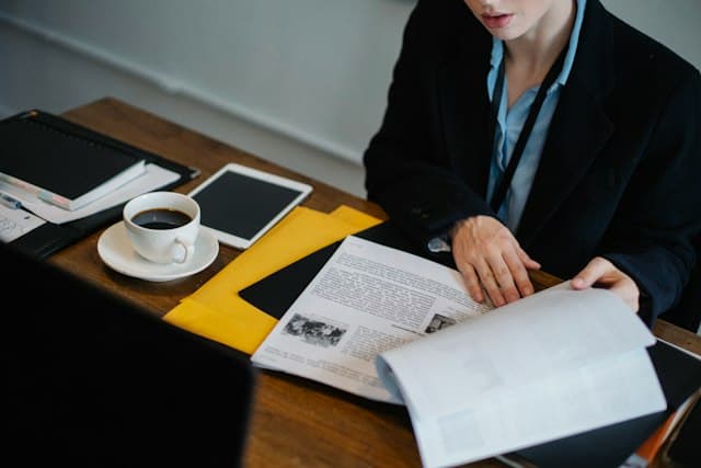 Notaire examinant les titres de propriété