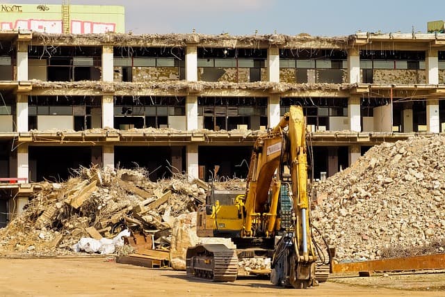Un bâtiment en cours de démolition après une expropriation