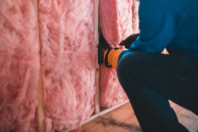 Mousse isolante à l'intérieur d'un mur