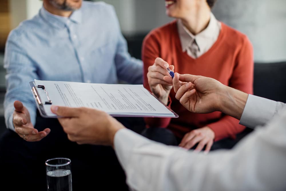 Couple signant un contrat d’assurance habitation