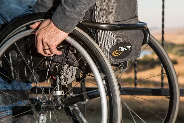 Une personne handicapée circulant vers sa maison