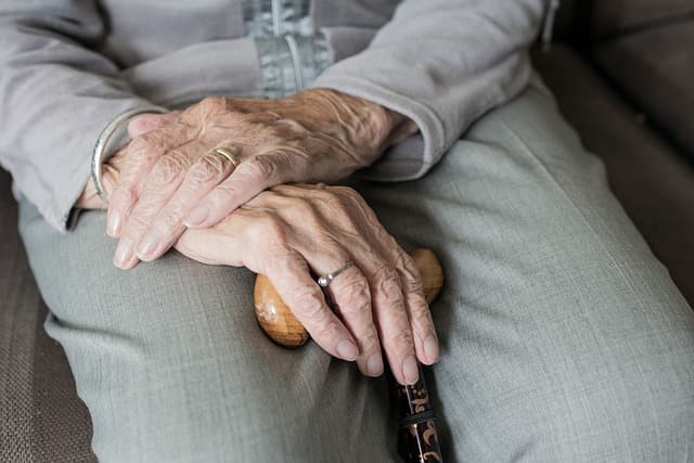 Une personne âgée dans une résidence adaptée