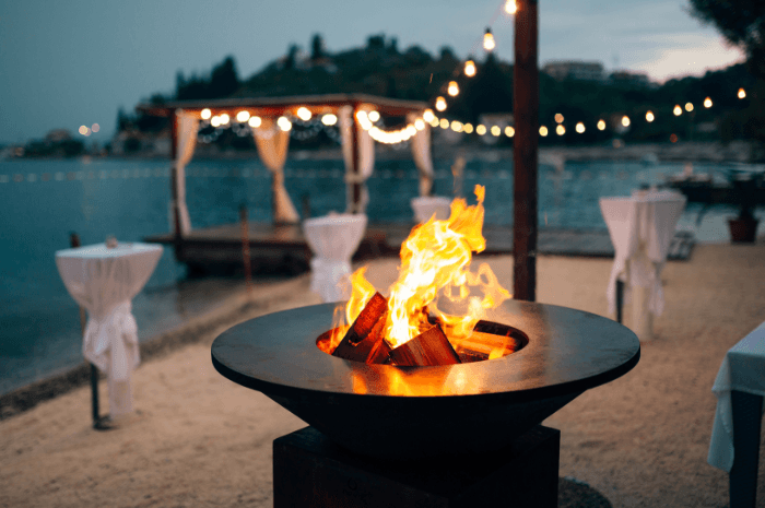 Foyer en acier inoxydable sur une plage