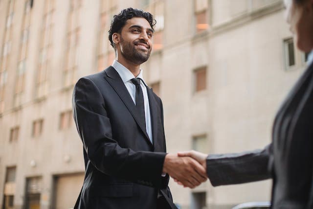 Investisseurs immobiliers se serrant la main