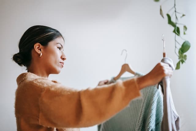 Trier ses vêtements pour une vente de garage