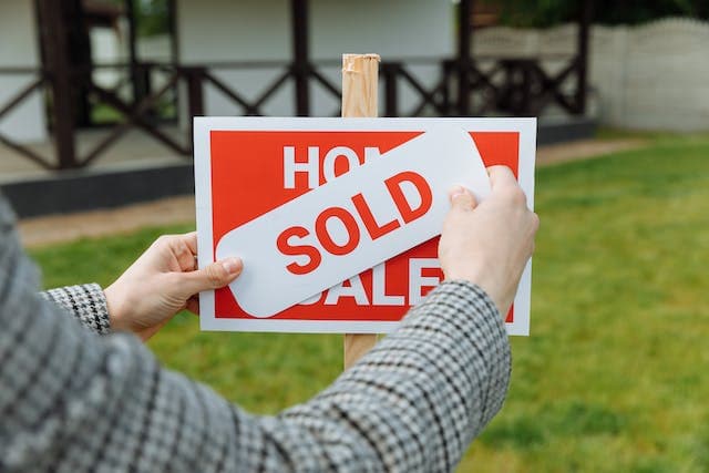 Vendre à vendre avec le signe de vendu