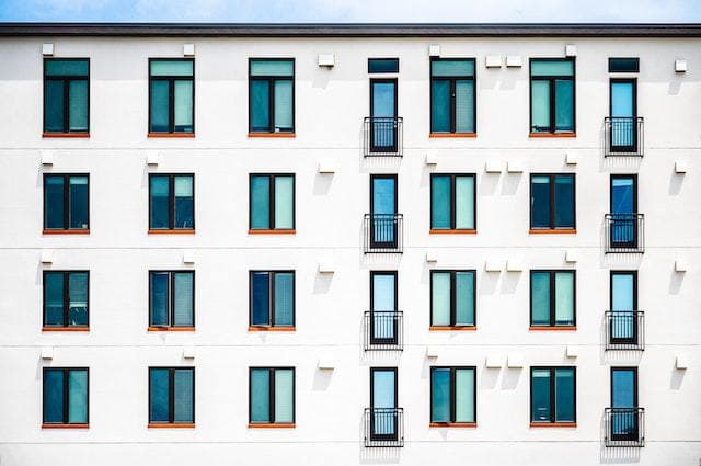 Bâtiment résidentiel comportant plusieurs condos