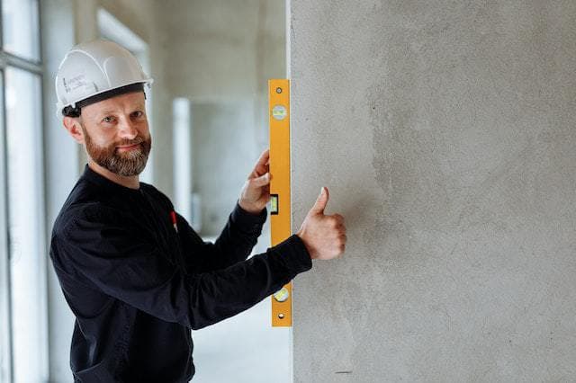 Inspecteur en bâtiment examinant le mur d'un condo
