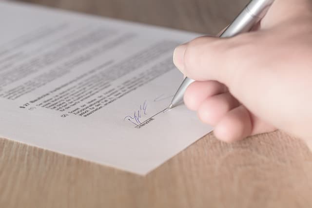 Locataire signant un contrat de sous-location