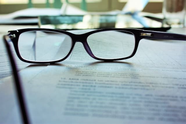Lunettes sur un contrat hypothécaire