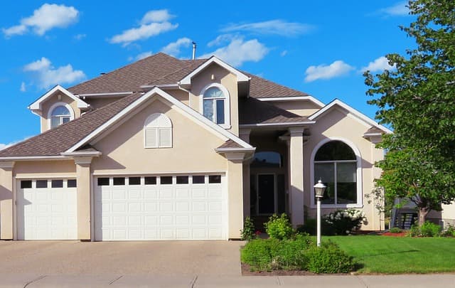Grande maison beige avec garage double