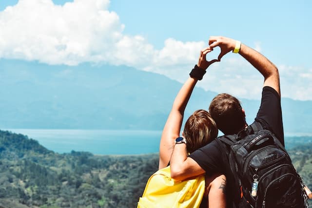 Couple heureux faisant un coeur avec leur main