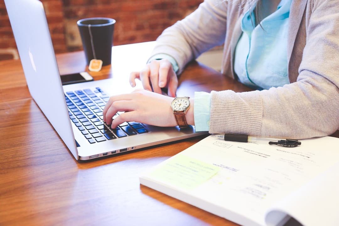 Courtier en assurance travaillant sur son ordinateur