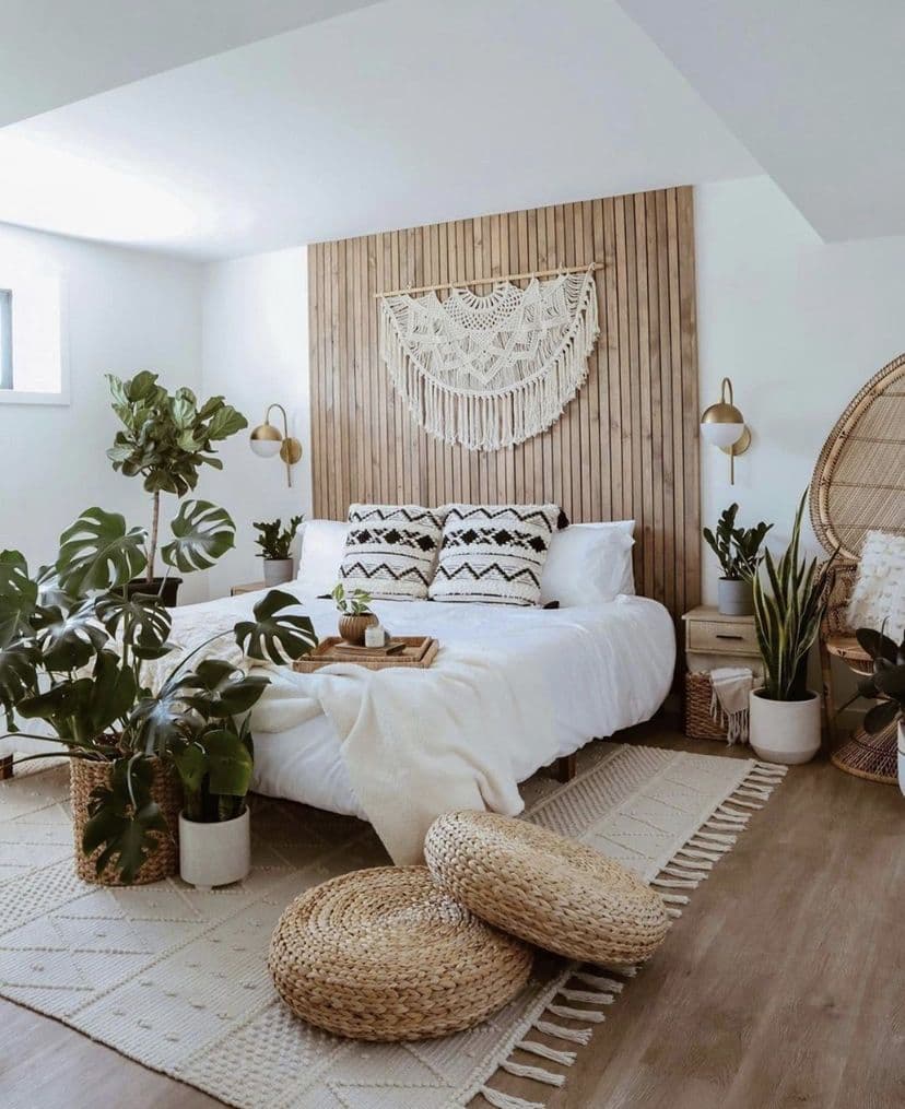 Chambre à coucher blanche au décor bohème