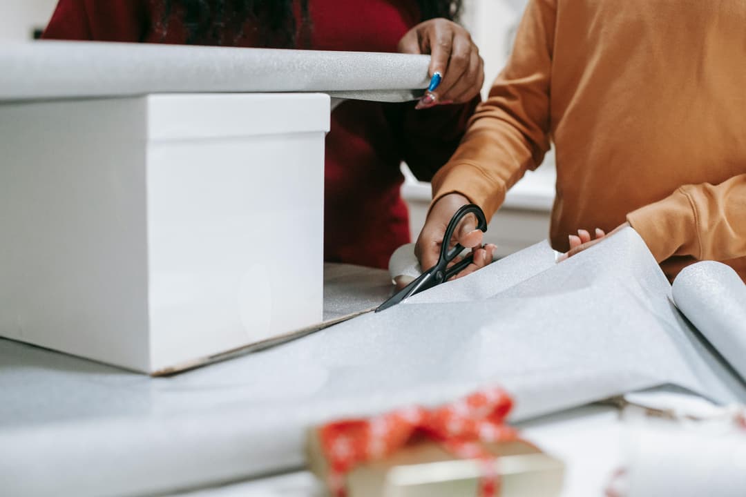 Une femme emballe un cadeau
