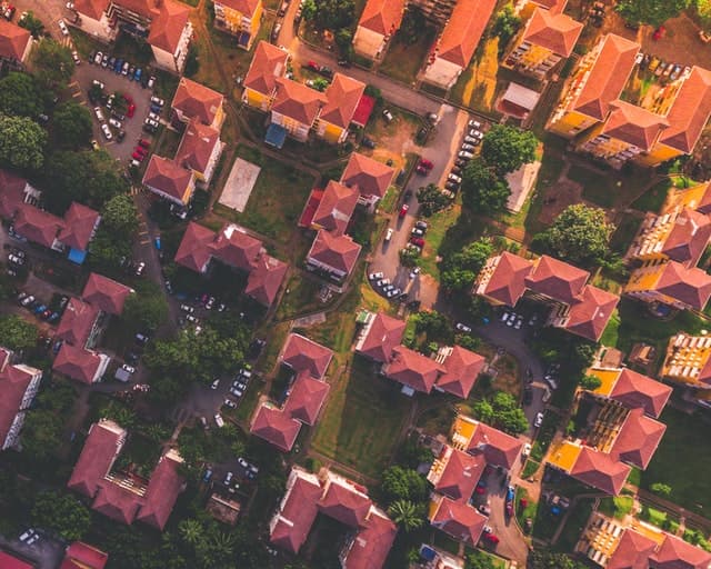 Quartier vu de haut pour l'implantation d'un terrain