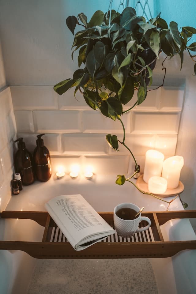 Peaufiner l'ambiance avec des teintes claires et des plantes