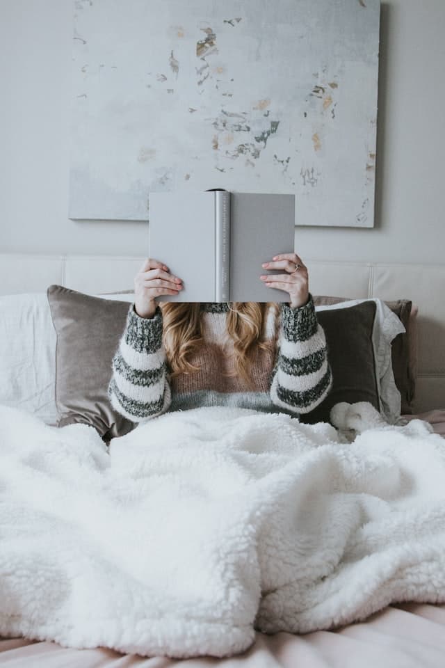 Les coussins et couvertures à texture moelleuse sont parfaits pour le cocooning