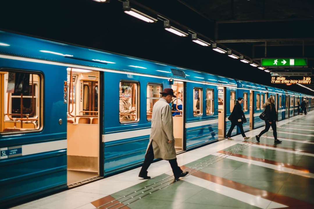 Homme sortant du métro