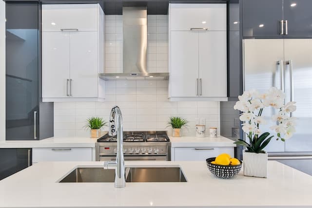 Cuisine moderne, blanche et propre