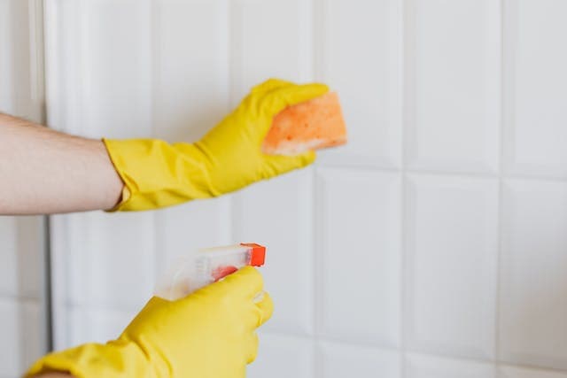 Nettoyer le carrelage dans la salle de bain