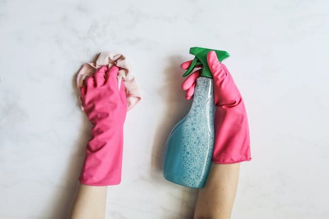 Produit nettoyant, gants et chiffon