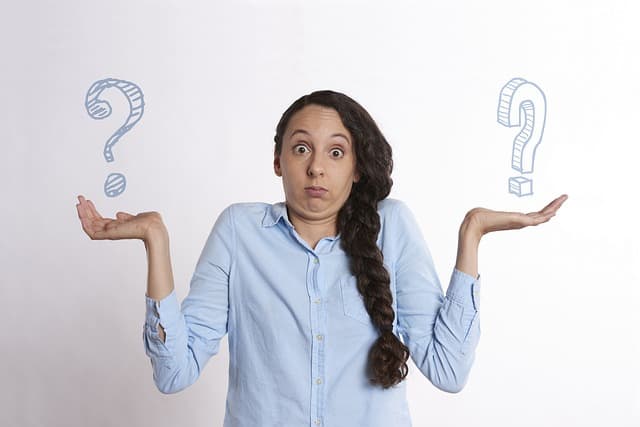 Une femme se demande si elle doit souscrire à une assurance individuelle ou collective