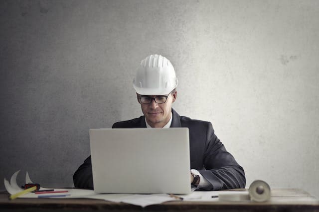 Technicien-arpenteur travaillant sur un ordinateur portable