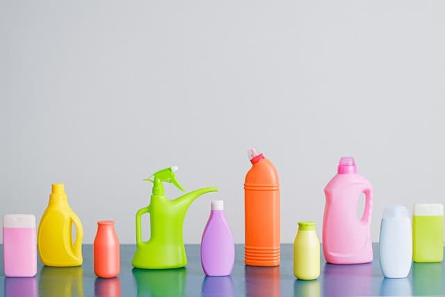 Produits ménagers colorés