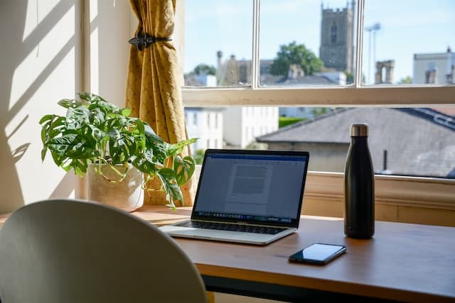 Placez votre bureau à proximité d'une fenêtre pour la lumière naturelle