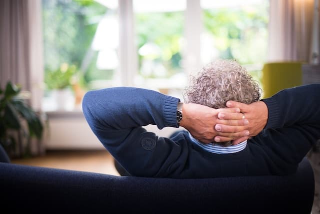 Homme confortable au frais dans sa maison