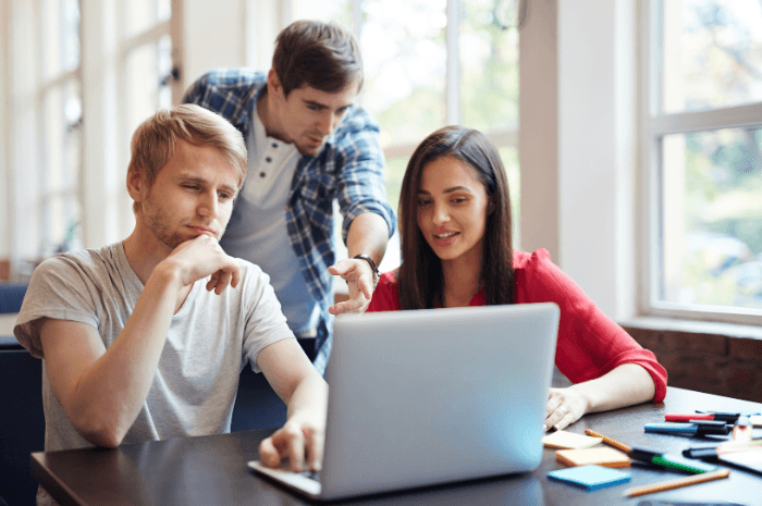 Jeunes adultes regardant les annonces prébudgétaires sur un ordinateur portable