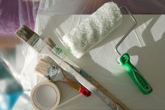 Des pinceaux pour des travaux de rénovation