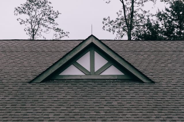 Toit avec une fenêtre en forme de triangle