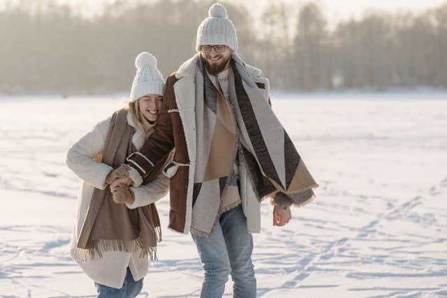 Couple d'acheteurs en hiver
