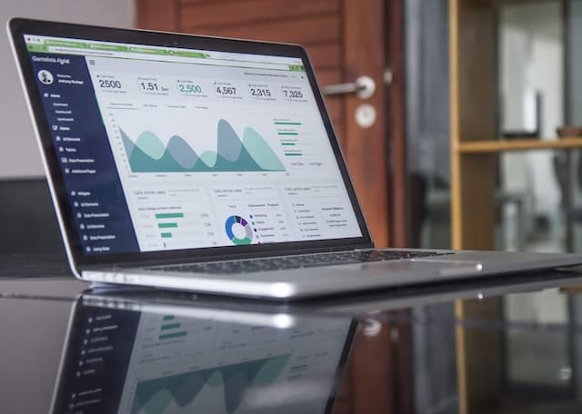 Un conseiller suit l'évolution des marchés financiers et de vos placements