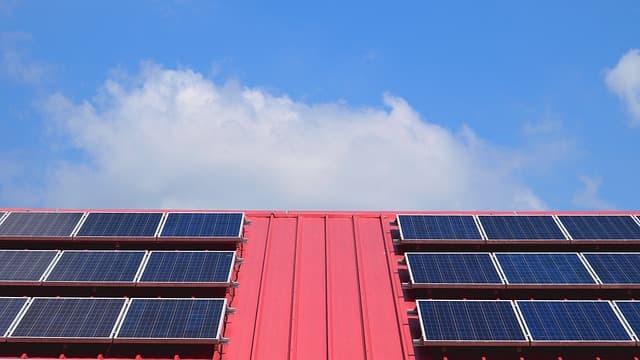 Des panneaux solaires sur une maison